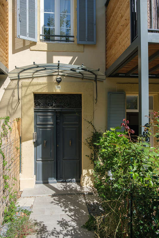 Appartement à LA ROQUE-D&#039;ANTHERON