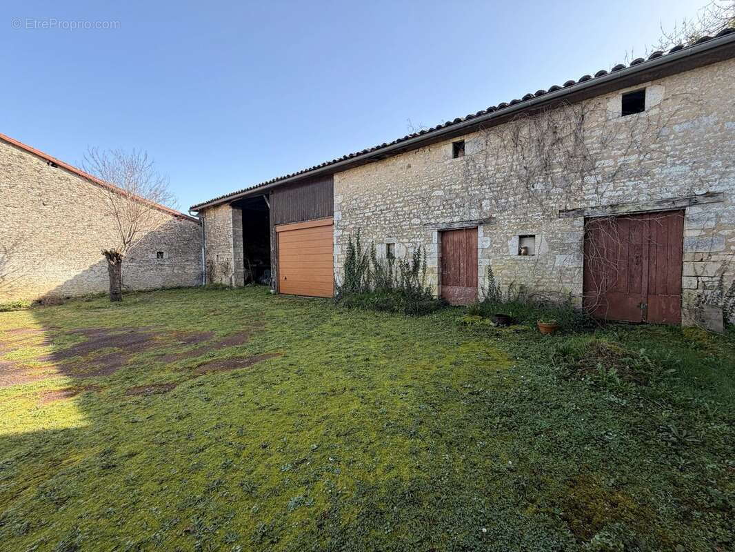 Maison à COURCOME