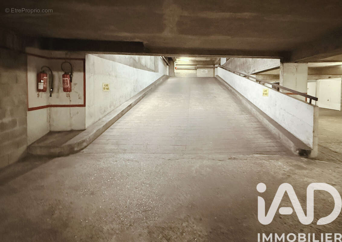 Photo 2 - Parking à PARIS-11E