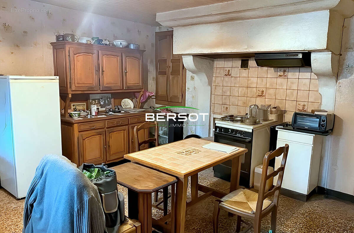 Maison à COMBEAUFONTAINE