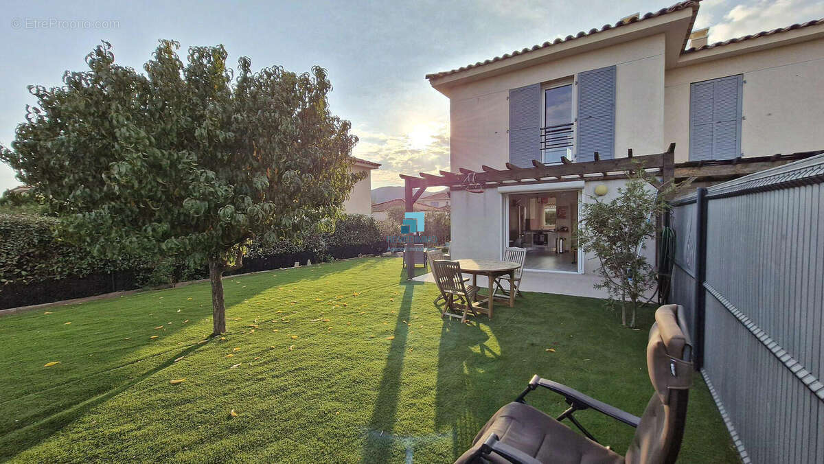 Maison à ROQUEBRUNE-SUR-ARGENS