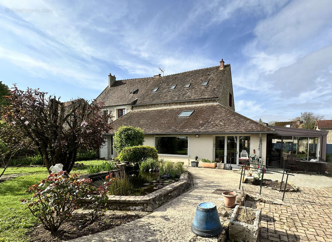Maison à LA CELLE-LES-BORDES