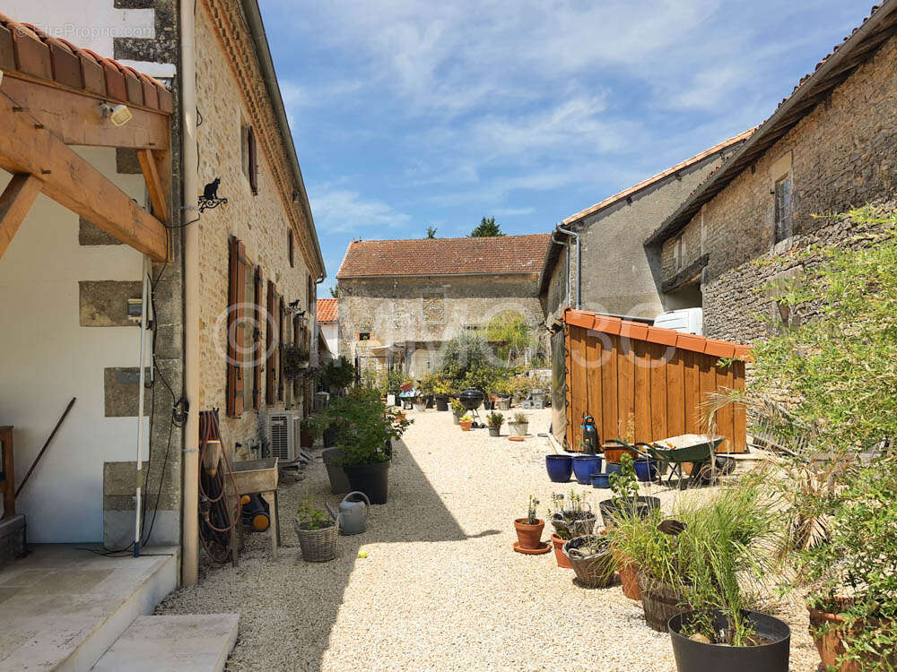 Maison à CHARROUX