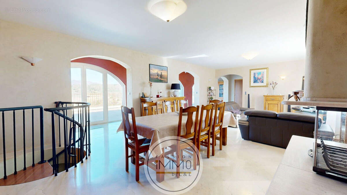 Maison à CHATEAUNEUF-VAL-SAINT-DONAT