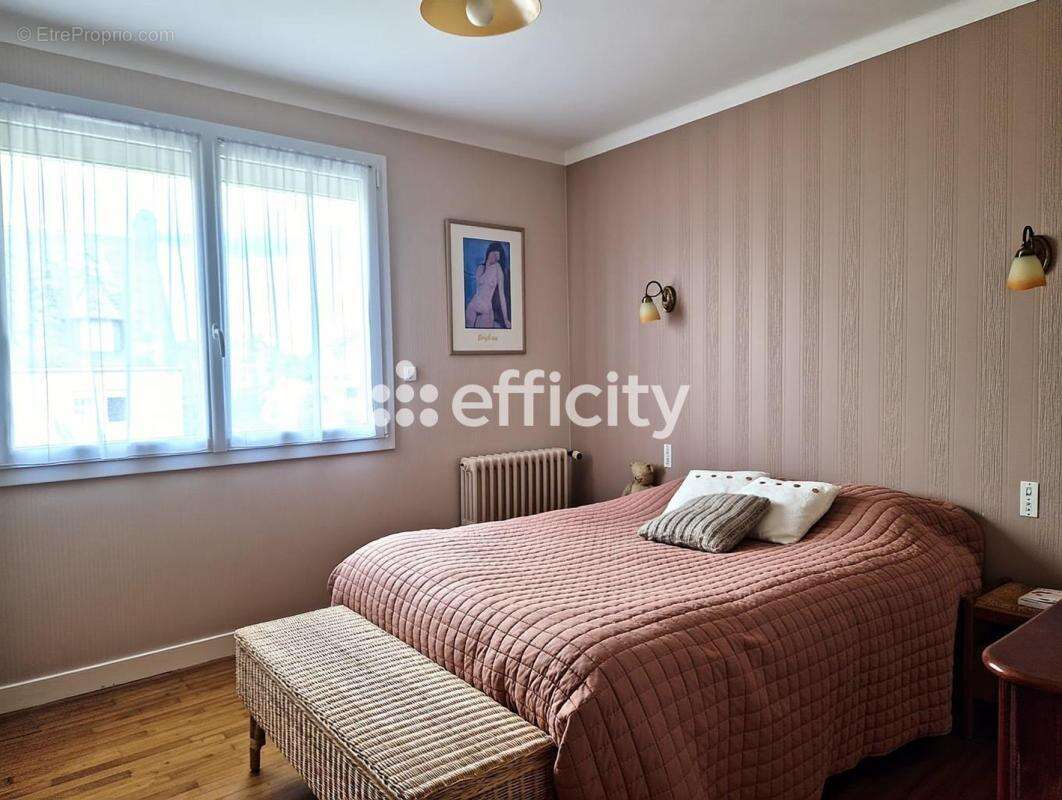 Maison à CHATEAUNEUF-DU-FAOU