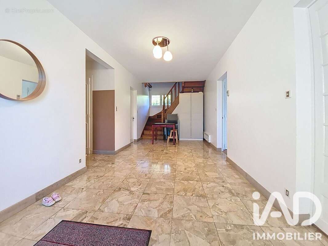 Maison 160 m² à Saint-Maurice-Sur-Aveyron  - photo 8