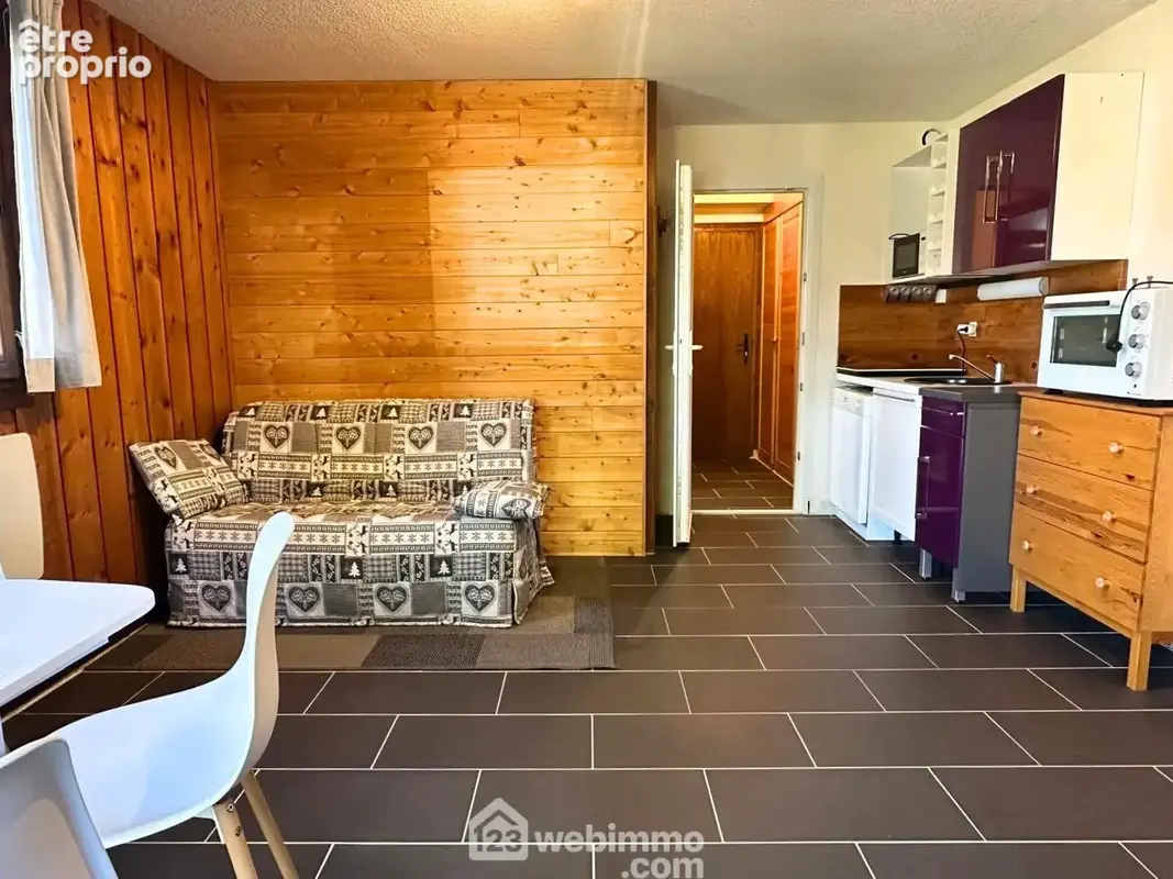 Le sejour, d?environ 19 m², offre un bel espace à aménager selon vos envies.