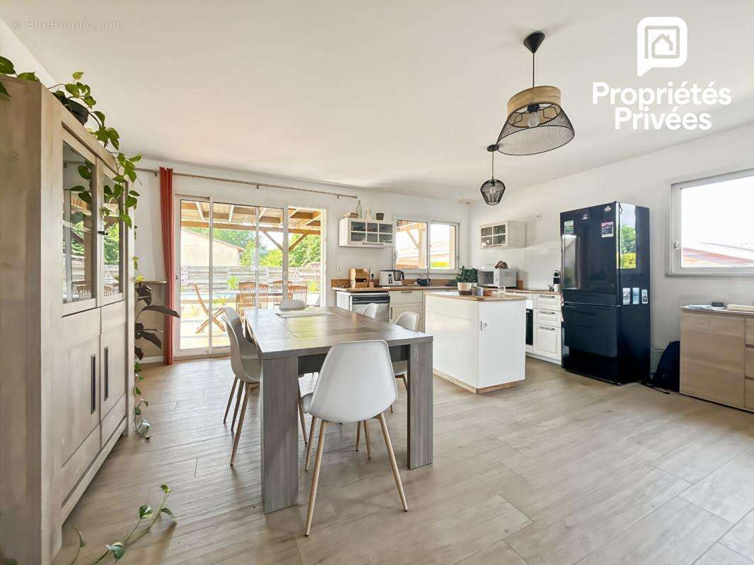 Maison récente de plain-pied avec piscine et garage à Val de Virvée - 305 000 - photo 9