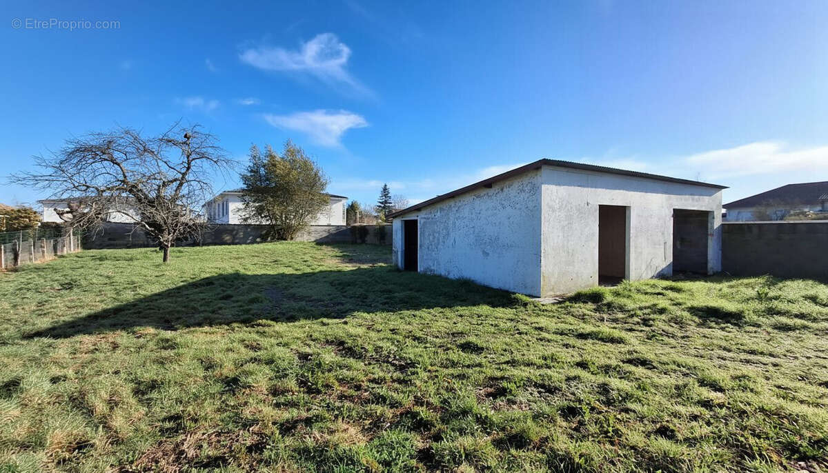 Terrain à AMBARES-ET-LAGRAVE