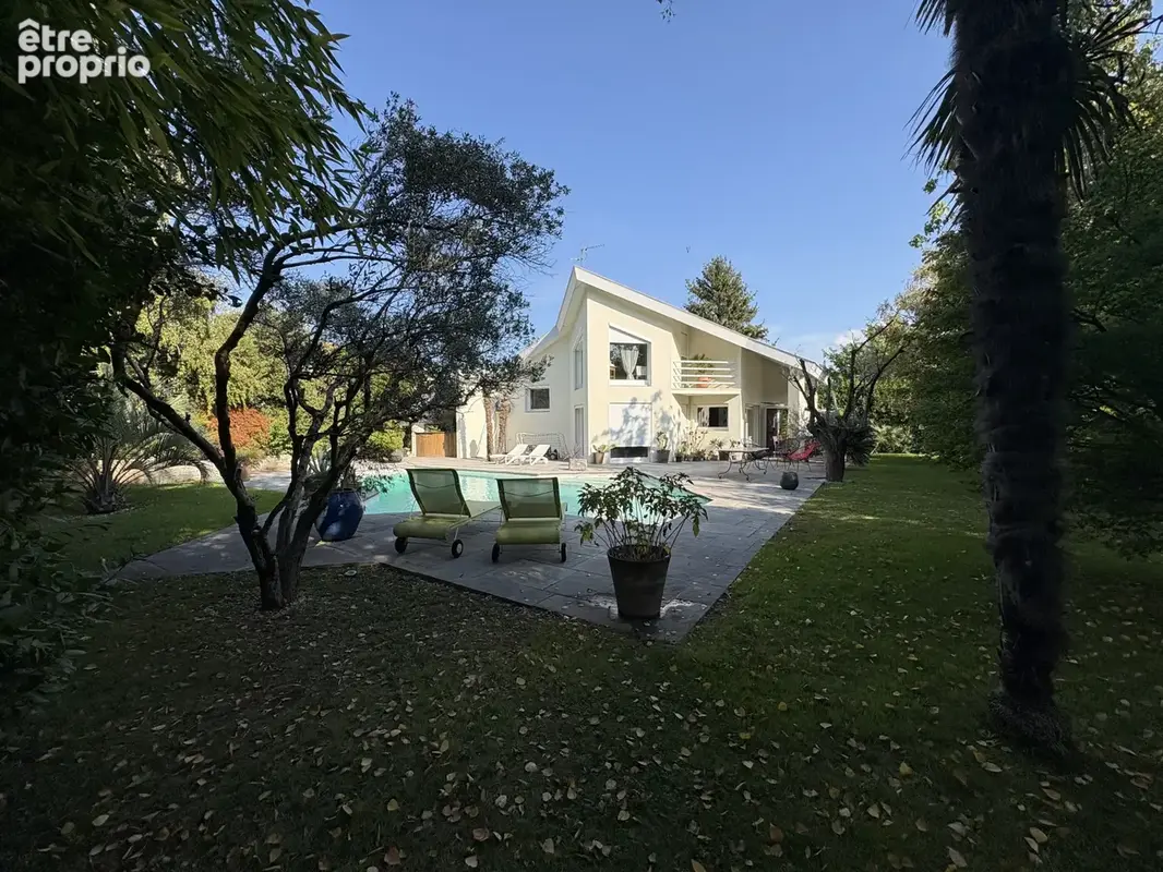 Maison T7 de 135.47 m2 avec piscine et annexes sur terrain de 1053 m2, 07500 GUILHERAND-GRANGES - photo 1