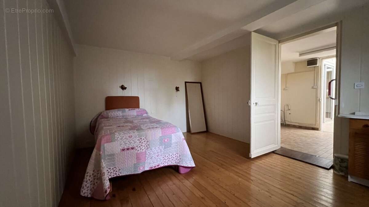 A vendre maison de ville en briques en plein centre ville de EU, 9 pièces, salon avec cheminée, salle à manger, 6 chambres, 2 sa - photo 5