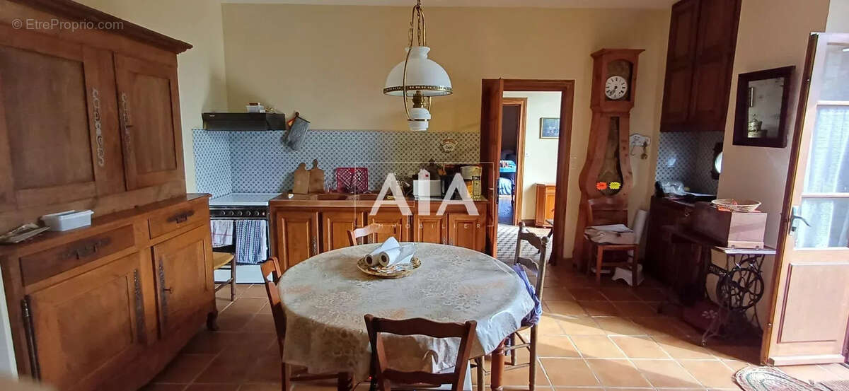 Maison à LES ADJOTS