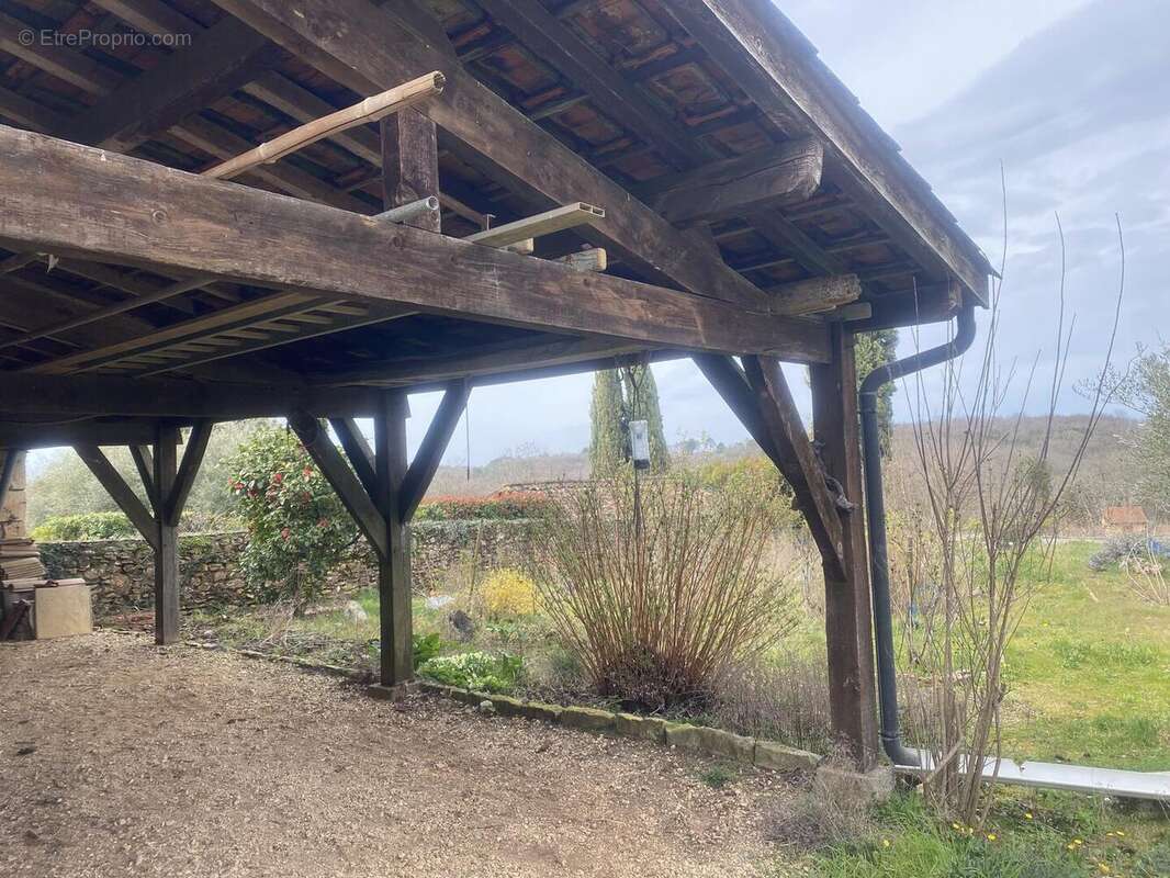 Carport - Maison à BEYNAC-ET-CAZENAC
