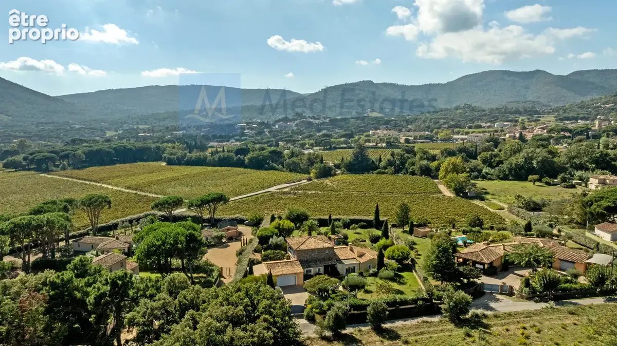 Splendide propriété provençale avec vue panoramique sur le Massif des Maures, sur un terrain plat de 3 000 m² - photo 25