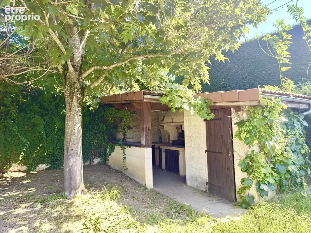 Maison familiale de caractère avec piscine et de nombreuses dépendances - photo 4