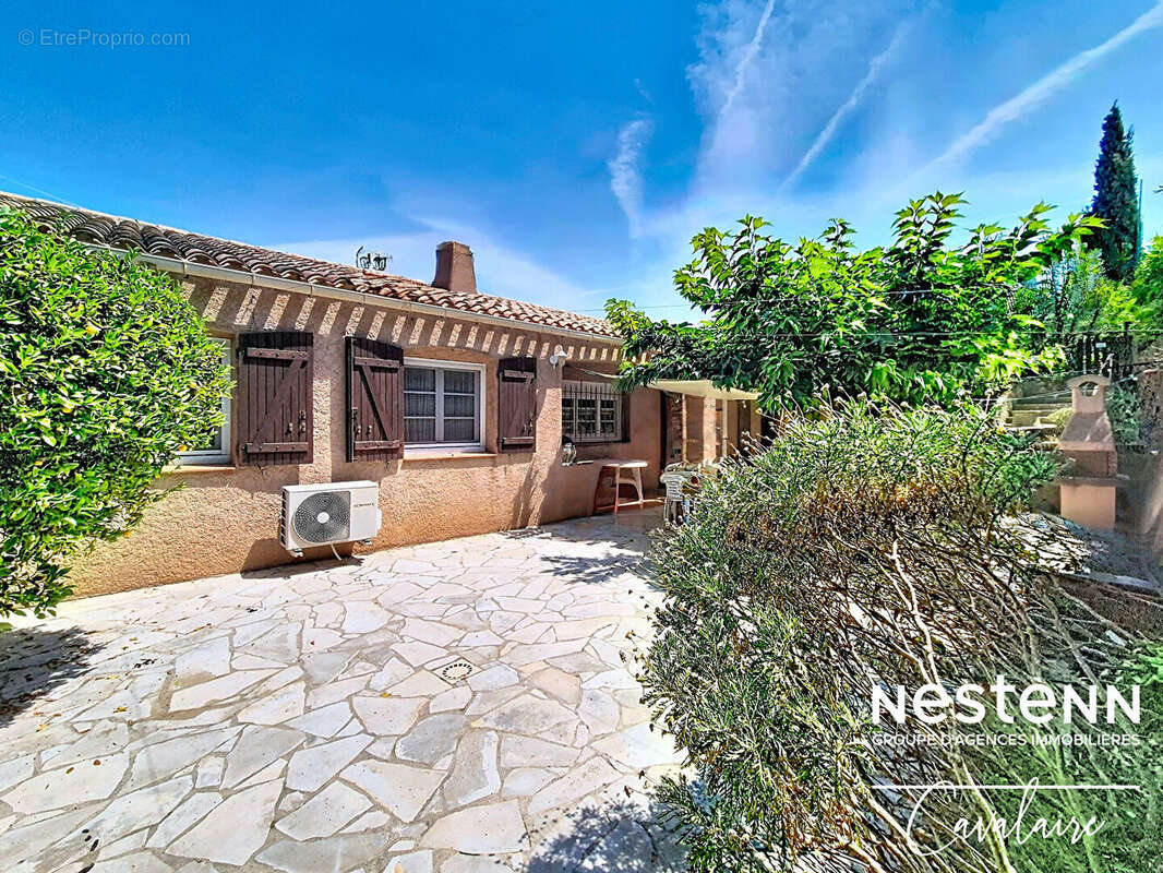 Maison d'environ 184 m² sur deux niveaux et un terrain d'environ 500 m² avec vue sur le golfe de Saint Tropez à proximité du cen - photo 4
