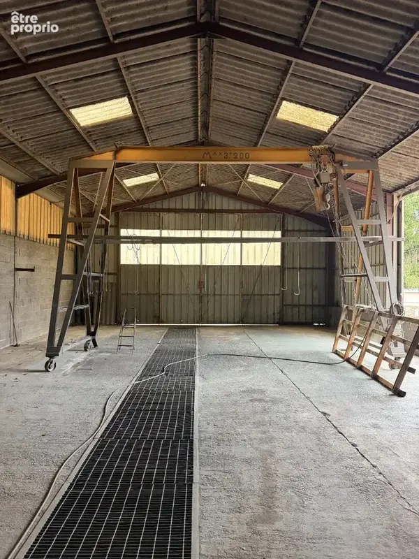 A VENDRE - Bâtiment d'activité d'environ 480 m² avec terrain poids lourds - photo 2