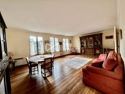 Séjour grand angle - Appartement à RUEIL-MALMAISON