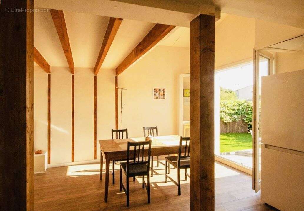 Maison à VIC-LA-GARDIOLE