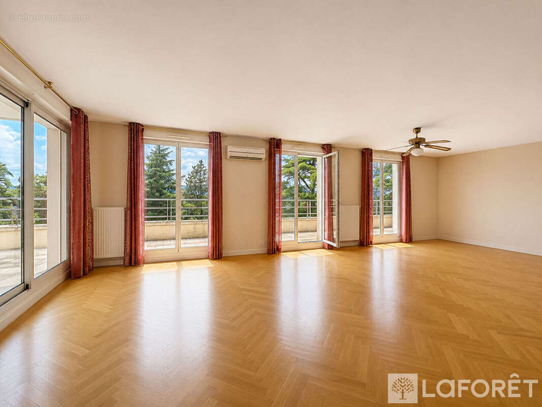 Charbonnière- Superbe appartement Toit Terrasse T5 - photo 3