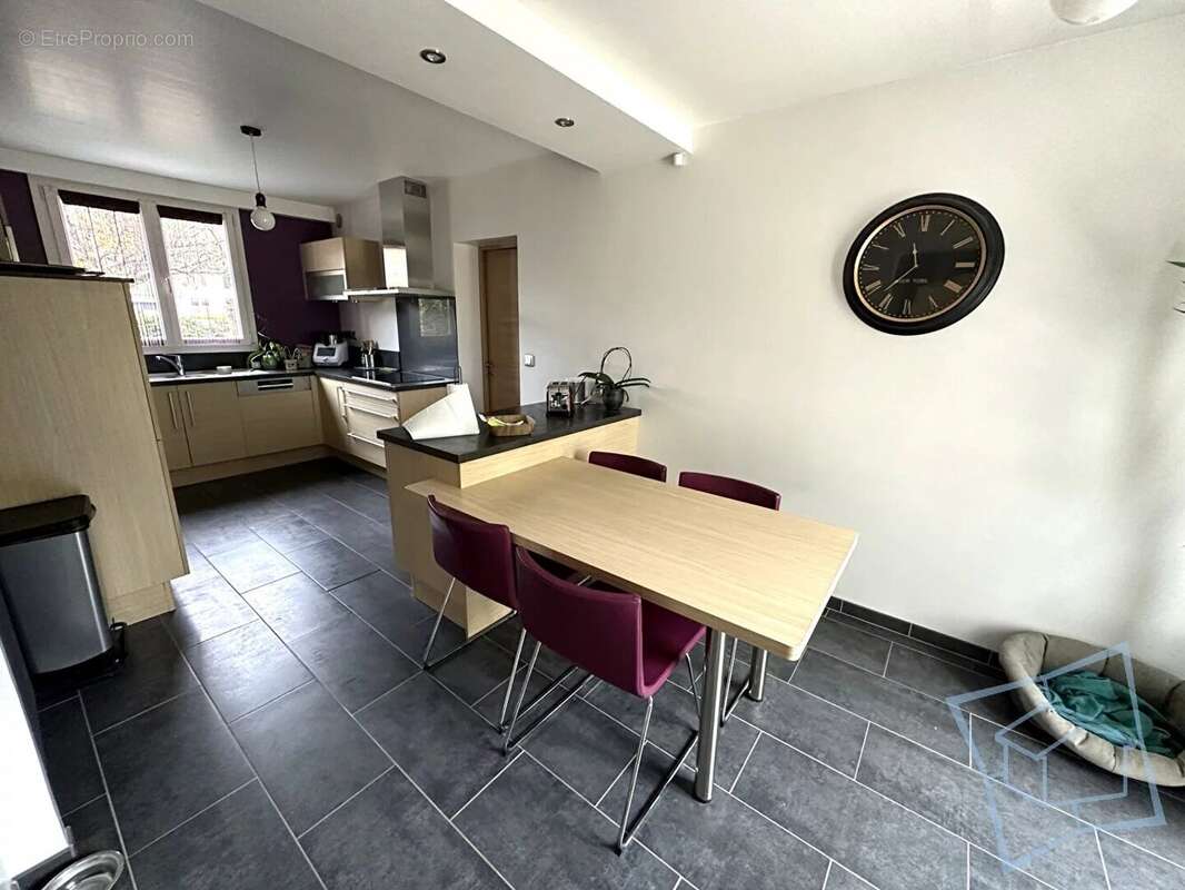 Maison à VOISINS-LE-BRETONNEUX