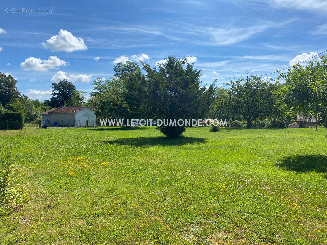 Terrain à COULOUNIEIX-CHAMIERS