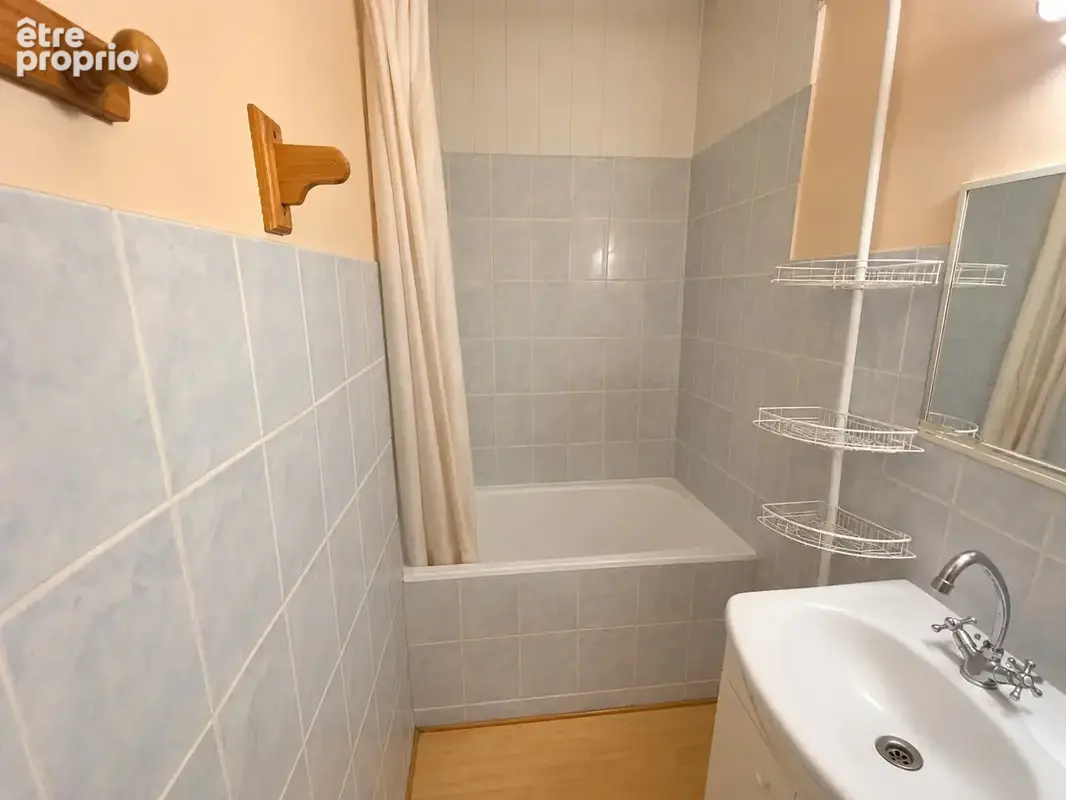 Salle de bain rtro propre et vide