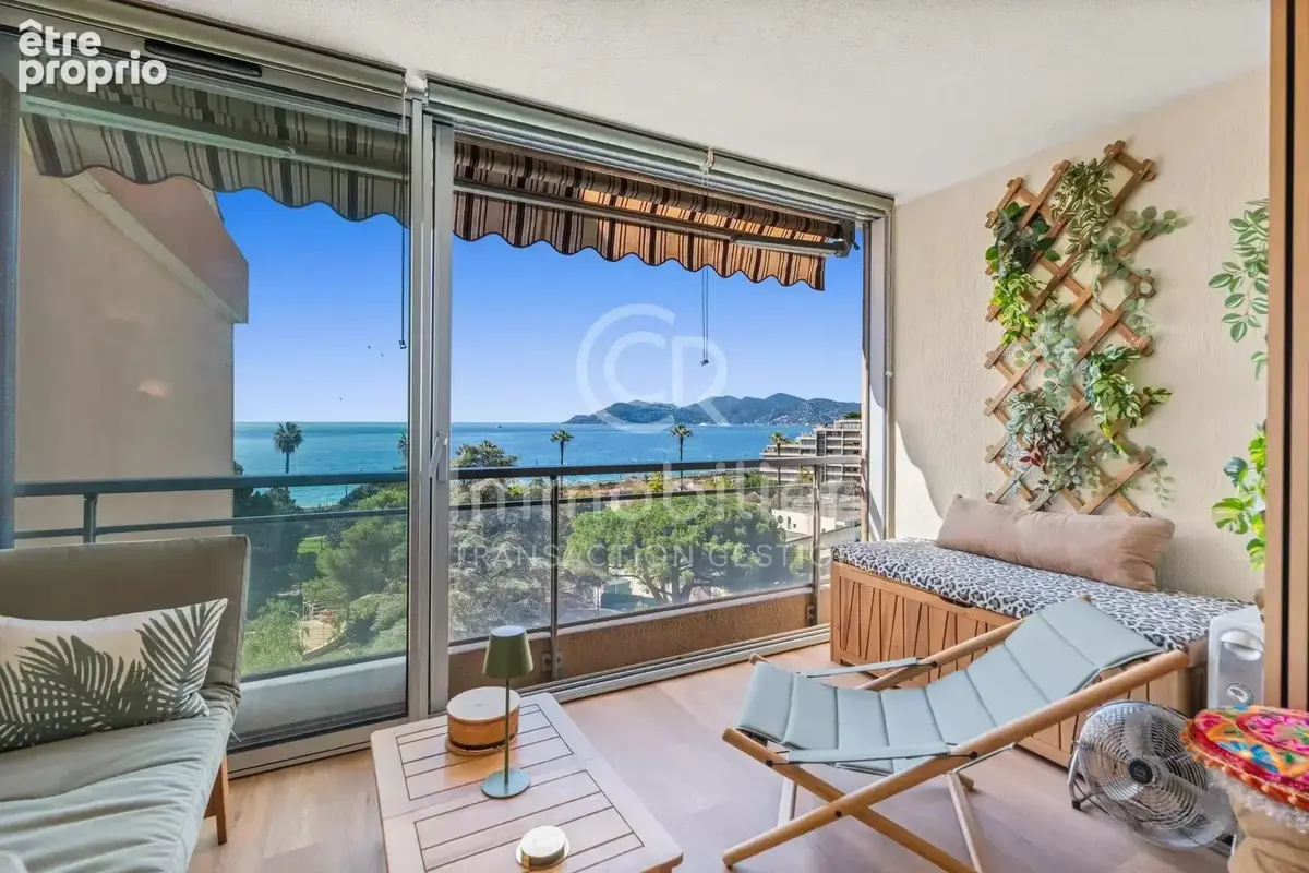 Cannes-La-Bocca – 2 pièces rénové avec vue mer, piscine et garage - photo 5