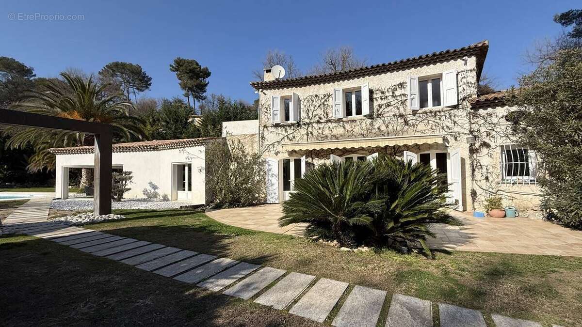 Maison à ROQUEFORT-LES-PINS