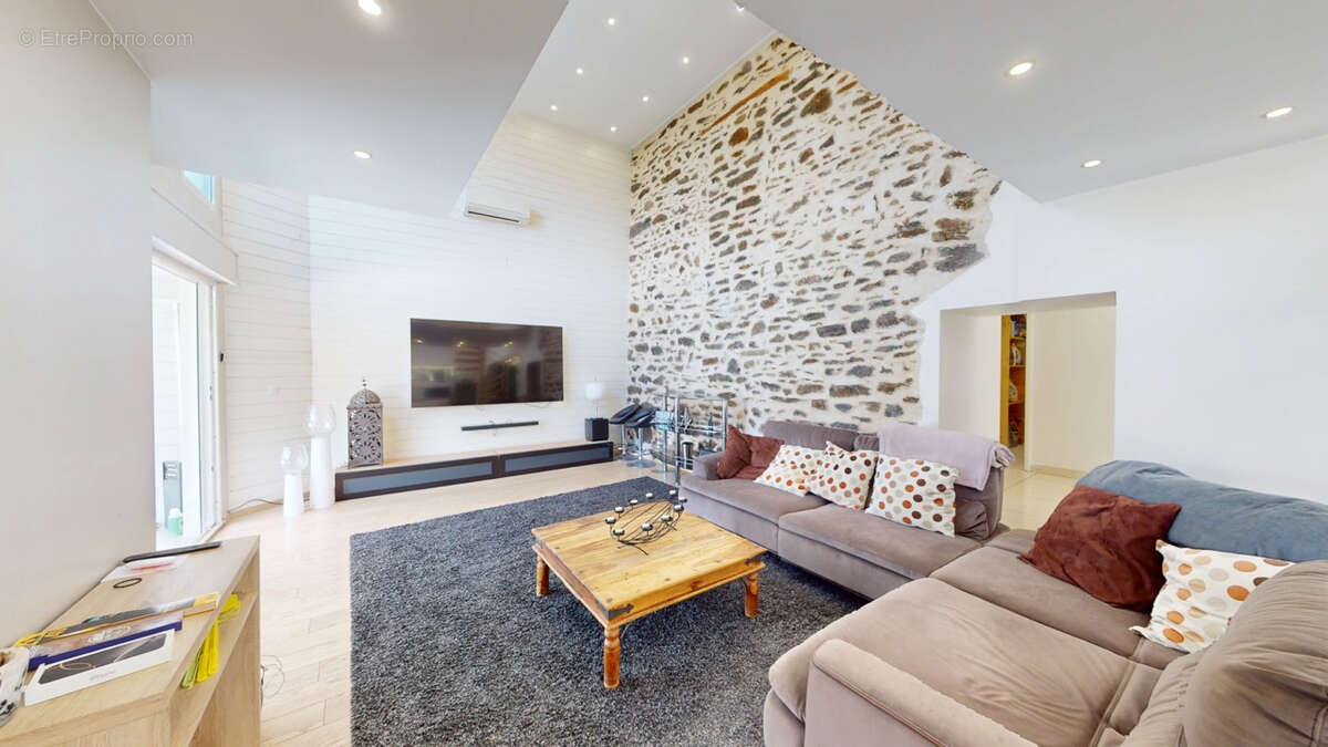 Maison 208 m² avec piscine, jacuzzi, et dépendance - photo 11