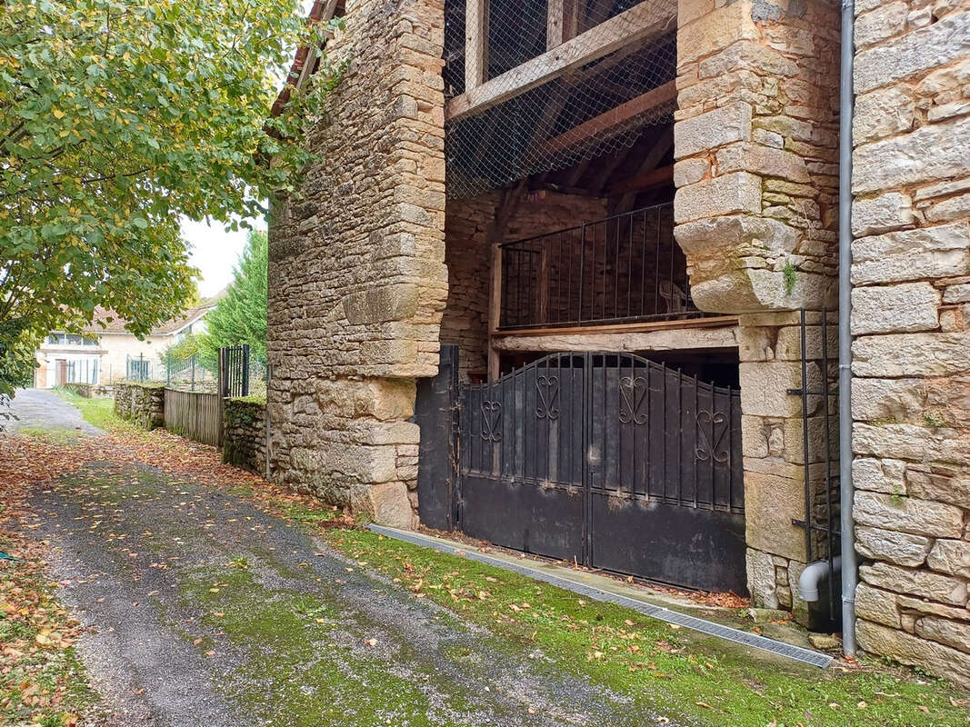 Maison de village rénovée avec dépendance et jardin - photo 3