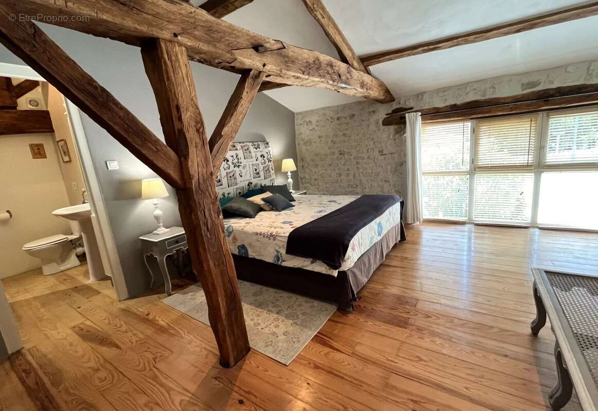 Maison à SAINT-LAURENT-DES-COMBES