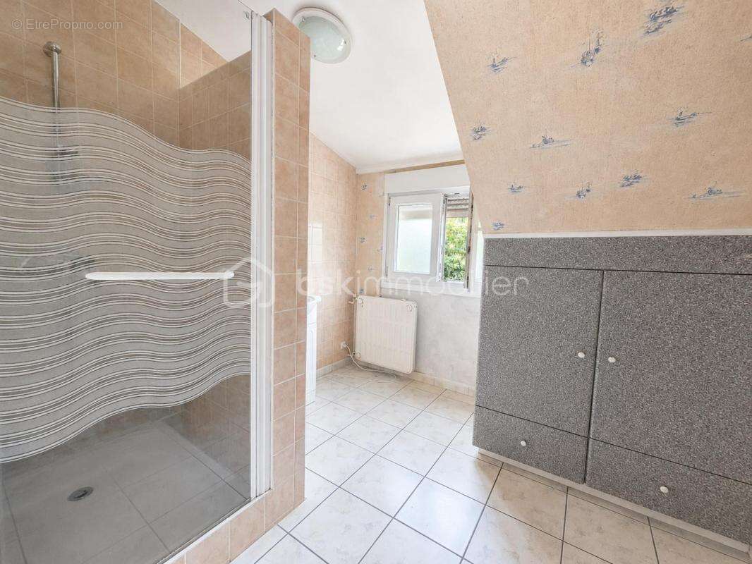 Maison semi-individuelle avec jardin arboré et garage, à rénover selon vos envies ! - photo 4