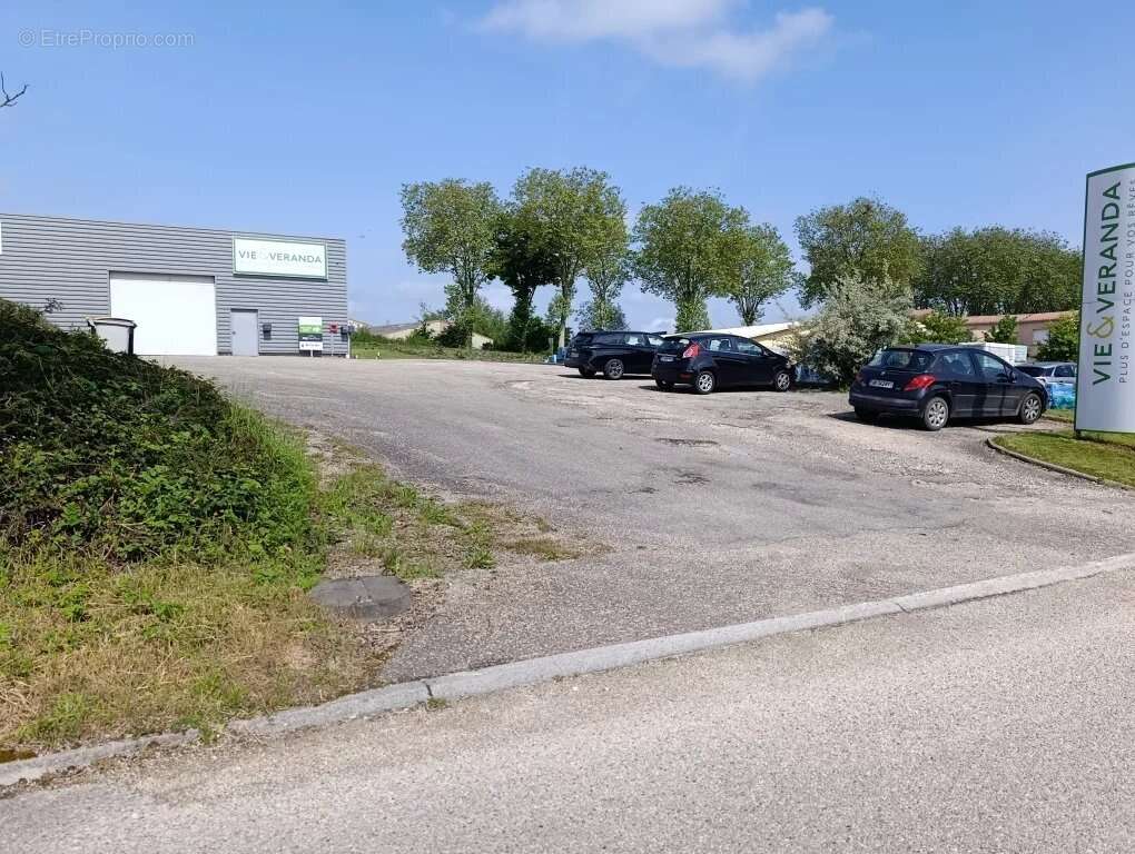 Commerce à PERONNAS
