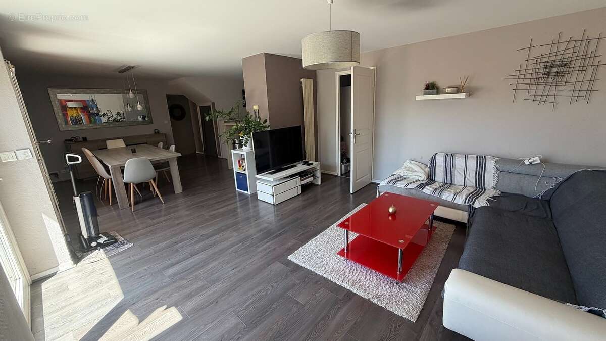 Séjour ? Espace salon - Appartement à CRANVES-SALES