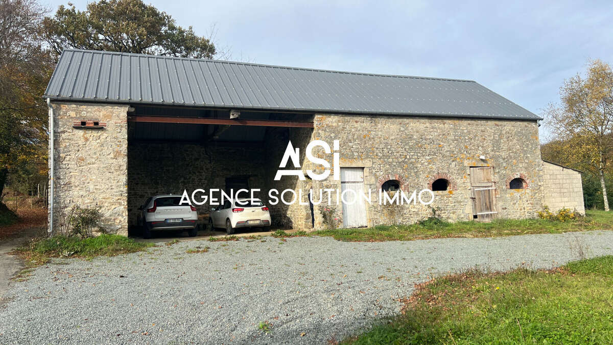 Maison à CRENNES-SUR-FRAUBEE