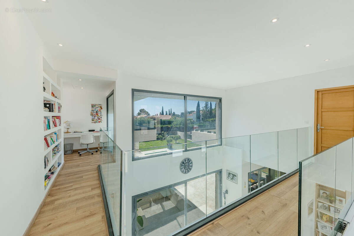 Résidentiel belle villa d'architecte offrant 235 m² , jardin avec piscine, St Raphael les Plaines - photo 7