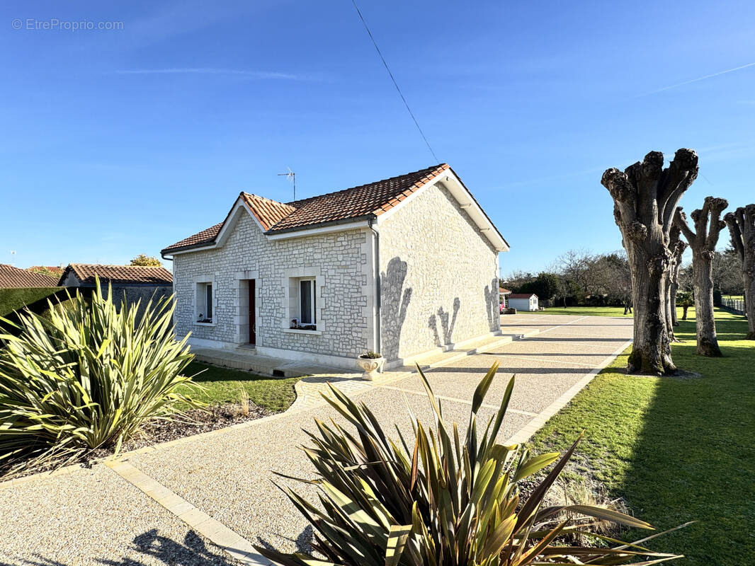 Maison à BARBEZIEUX-SAINT-HILAIRE