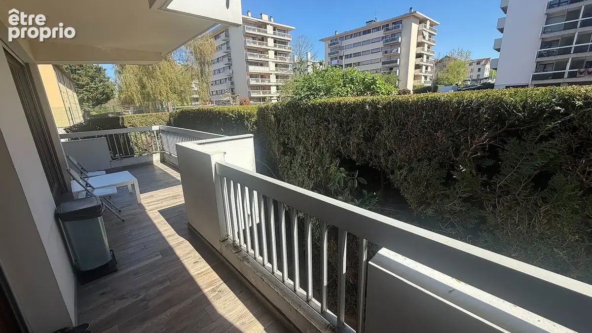 Terrasse d'angle carrelé - Appartement à ANNEMASSE