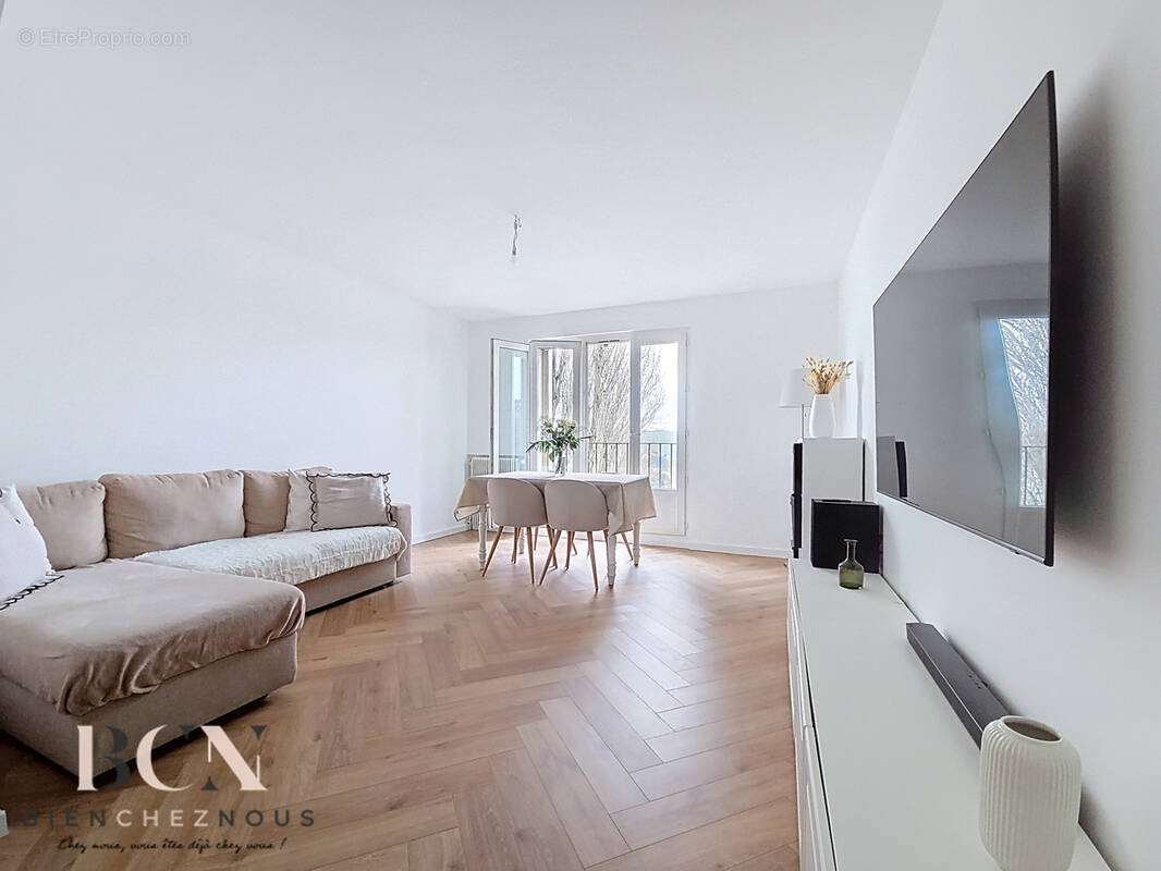 Appartement à EZANVILLE