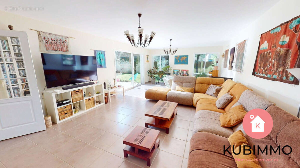 Séjour cosy de 41 m² avec insert - Maison à LONGEVILLE-SUR-MER