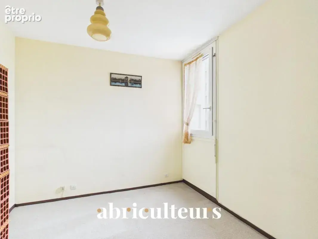 Talence : T4 traversant de 80 m² avec balcon, parking et cellier, à rafraîchir - photo 14