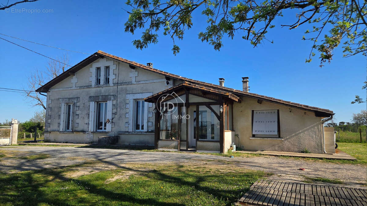 Maison à EYGURANDE-ET-GARDEDEUIL