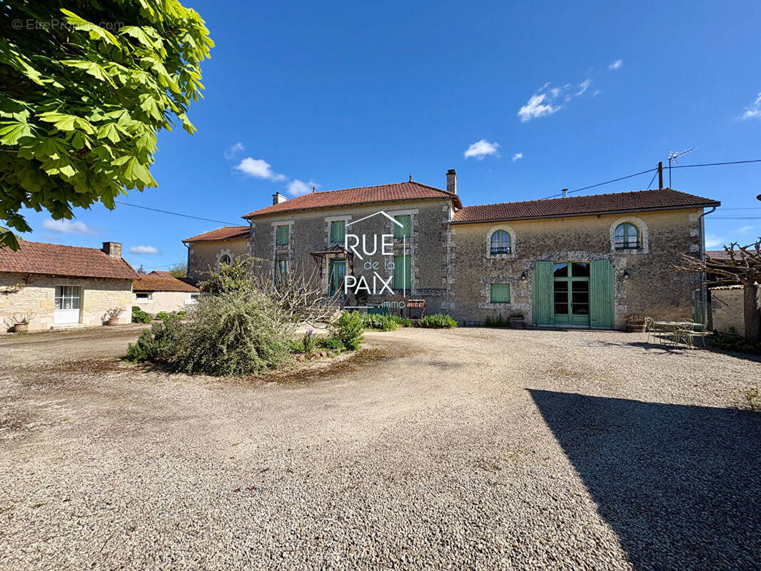 Maison à VENDEUVRE-DU-POITOU