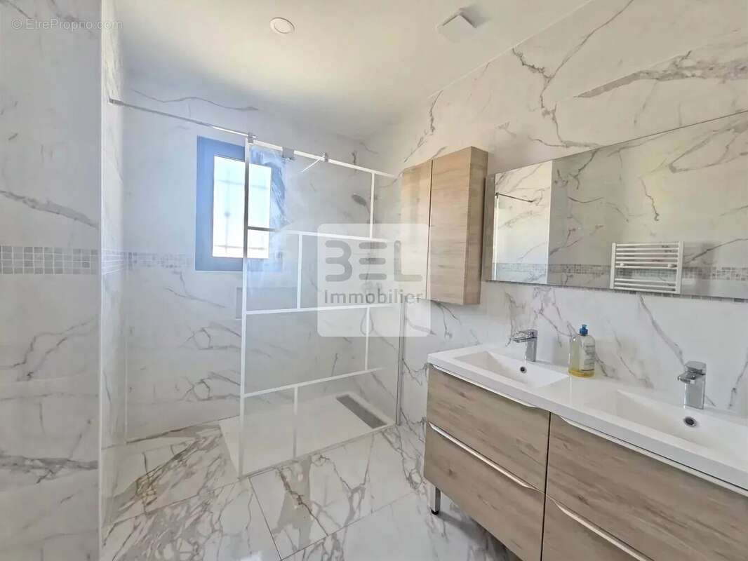 Appartement à LAUDUN-L'ARDOISE