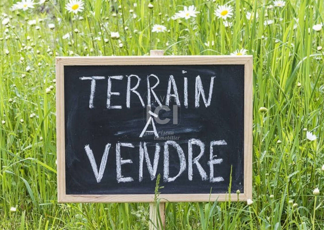 Terrain à CORCOUE-SUR-LOGNE