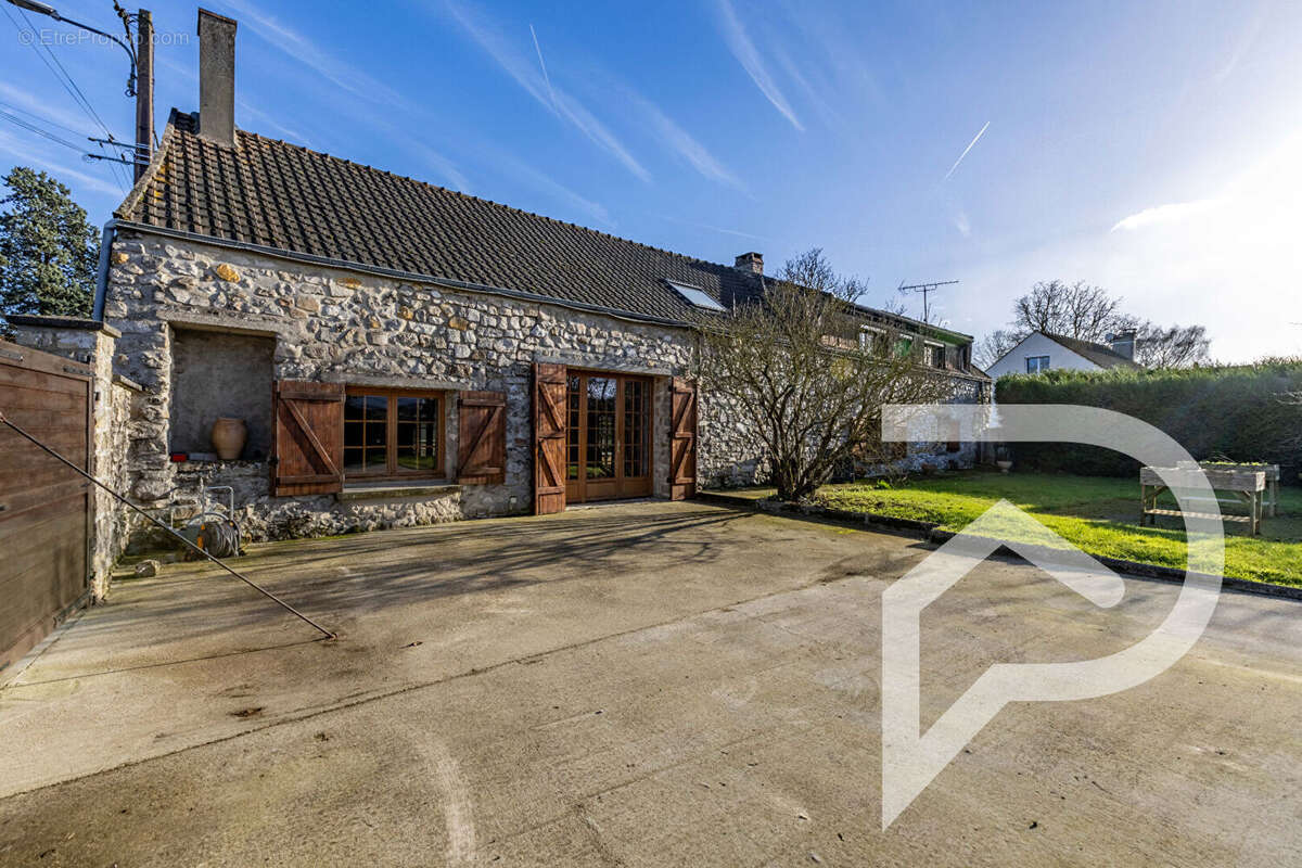 Maison à PEROY-LES-GOMBRIES