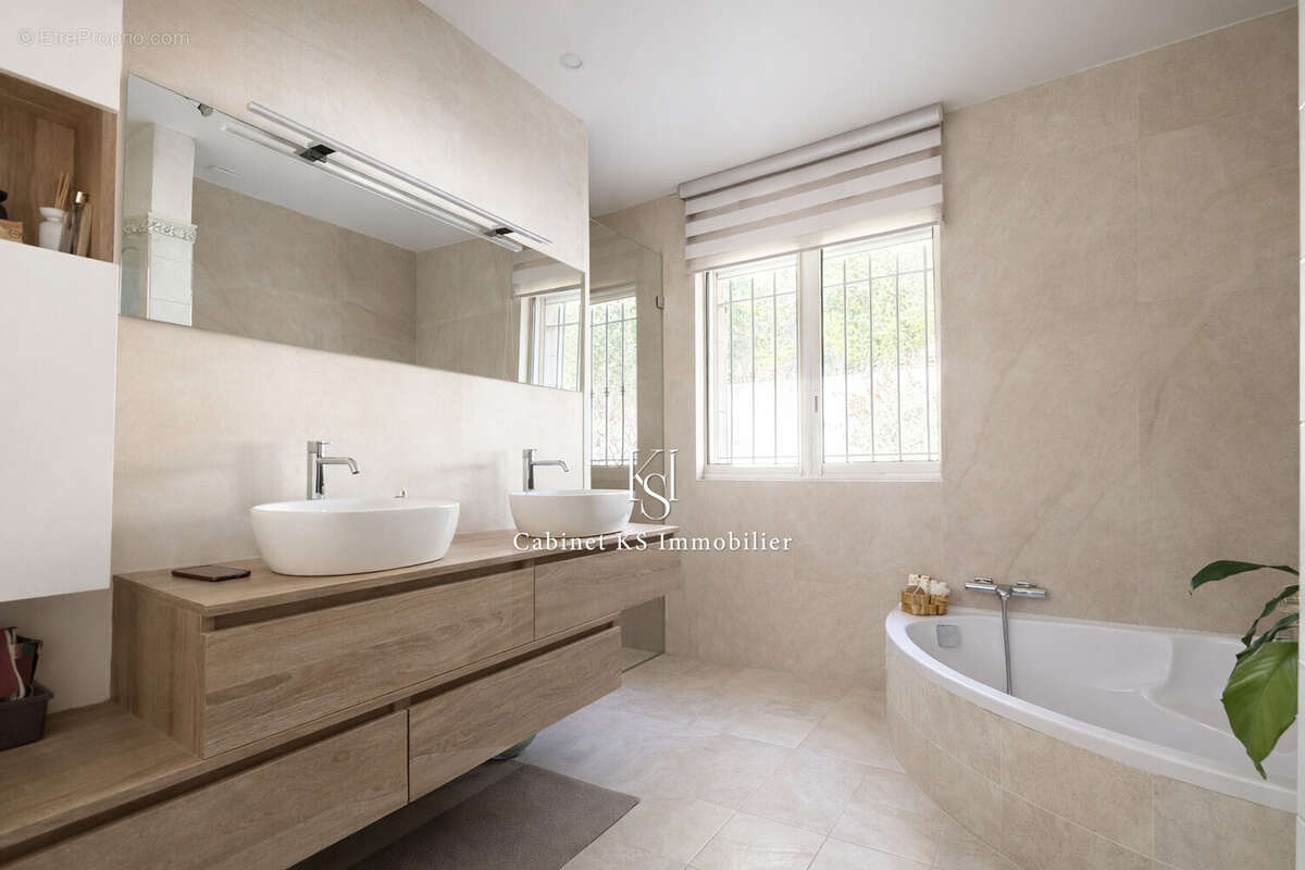 Maison 277 m² à Chateauneuf-Le-Rouge  - photo 7