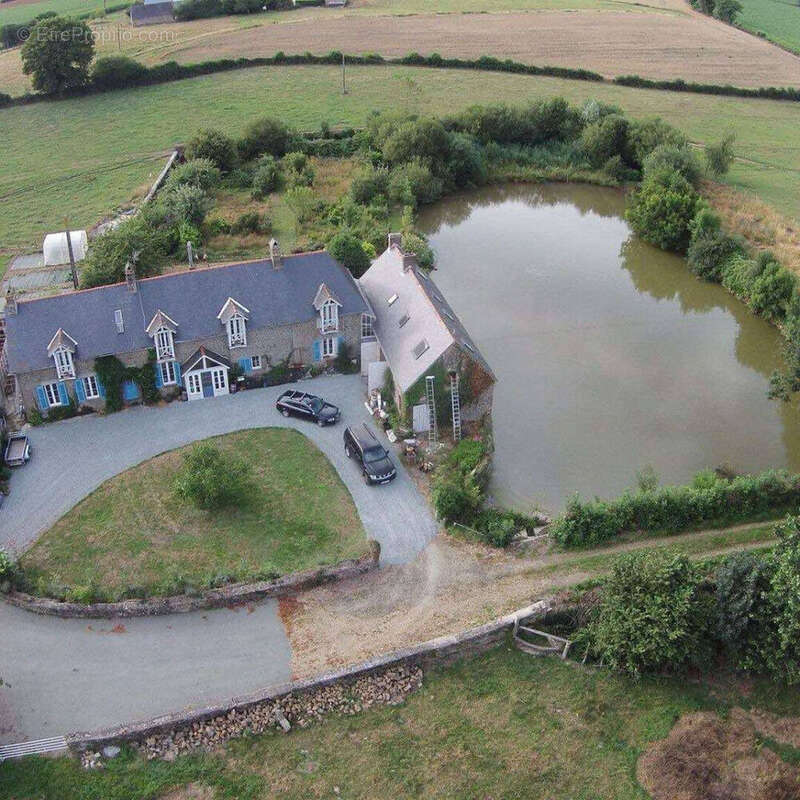 Maison à LASSAY-LES-CHATEAUX