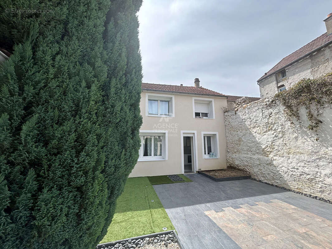 Maison à CHANTELOUP-LES-VIGNES